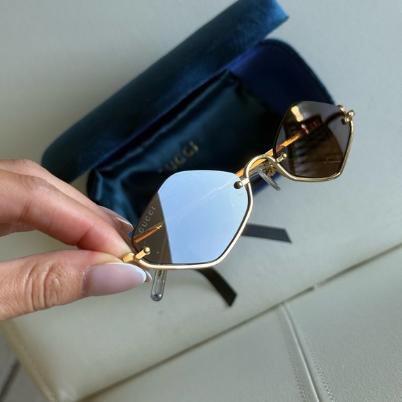 Gucci Women's Gold and Black Sunglasses - Picture 3 of 8
